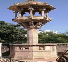 It also has a bird feeding pole named Chabutaro. It is estimated that this Chabutaro is about 120 years old.